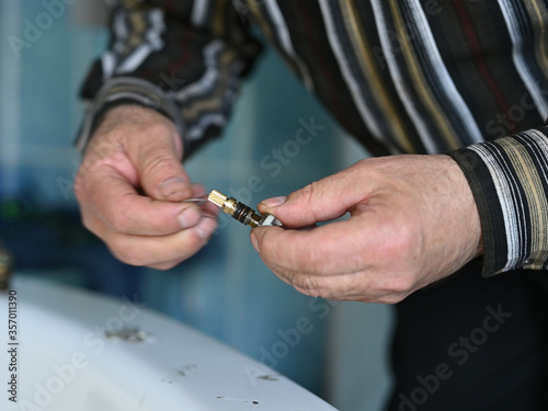repair the tap at home when it is dripping © SYARGEENKA
