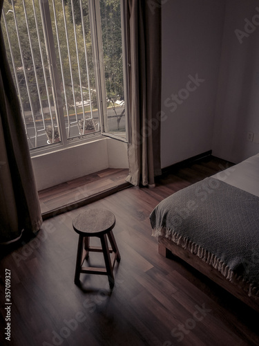 Tablou pe pânză Habitación con ventana grande y piso de madera