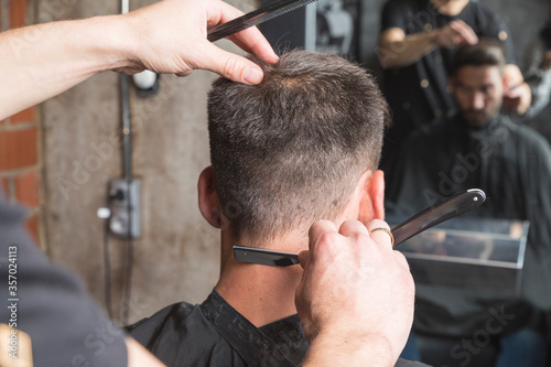 hombre peluquero cortando el pelo a cliente