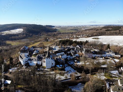 Flugbild Kronenburg und See photo