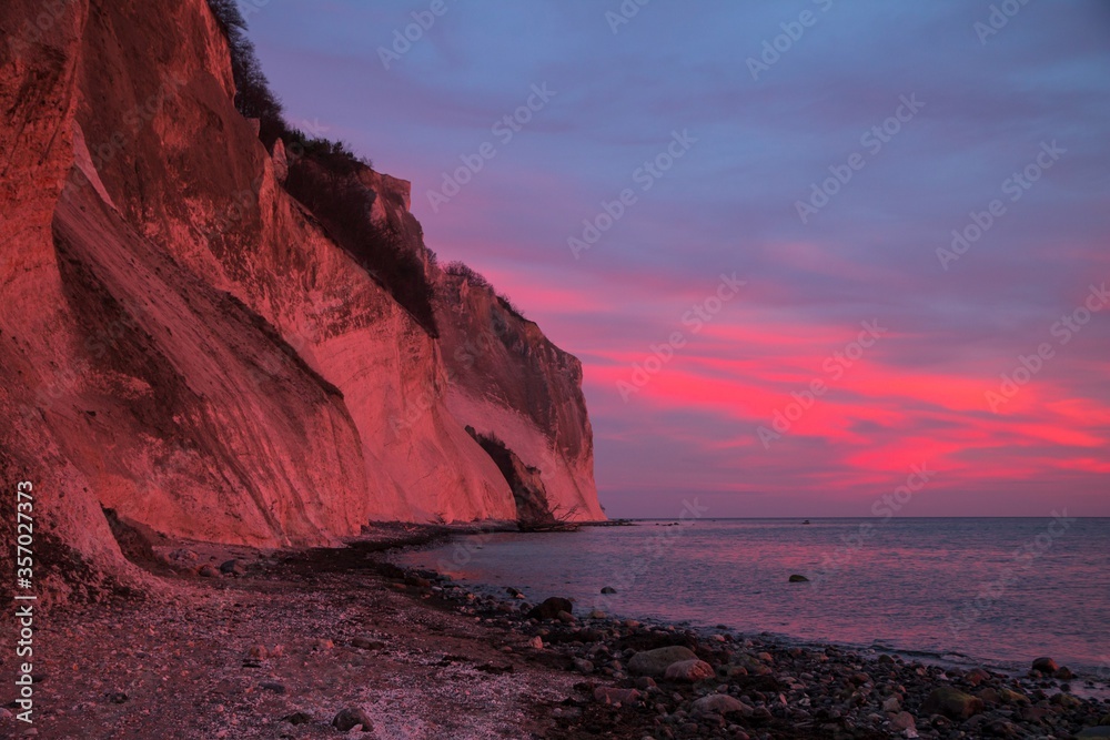 Fototapeta premium Møns Klint with red sky at dawn 