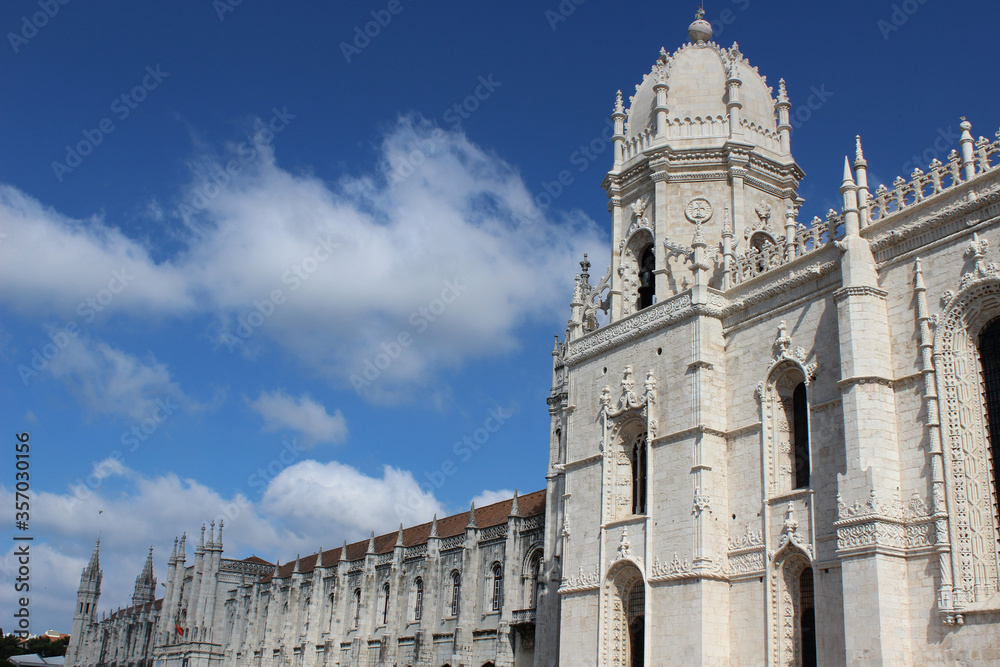 Fachada del Monasterio de los Jerónimos de Belém en Lisboa (Portugal)