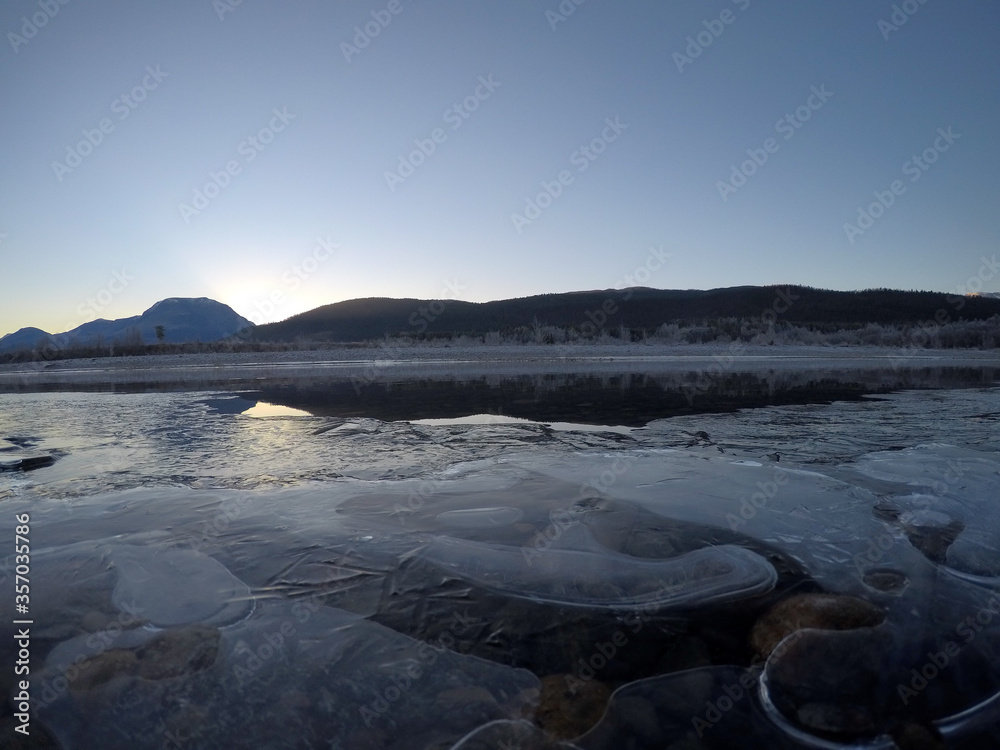 Naklejka premium cold frozen river stream in late autumn