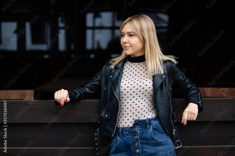 Φωτογραφία Outdoors lifestyle portrait of happy stunning blonde girl in black jacket