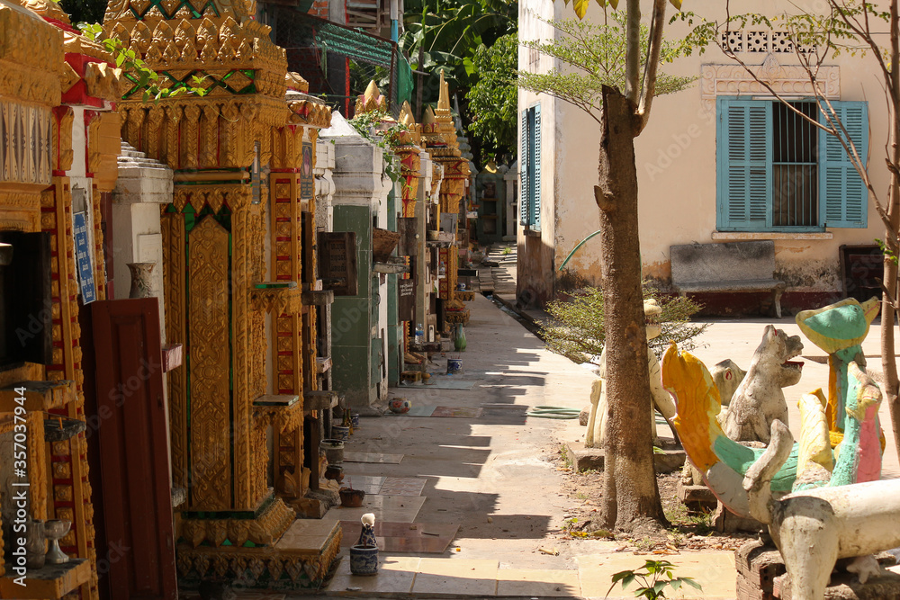 Φωτογραφία Collection of stupas and pagodas used as graves aligned along temple walls of a