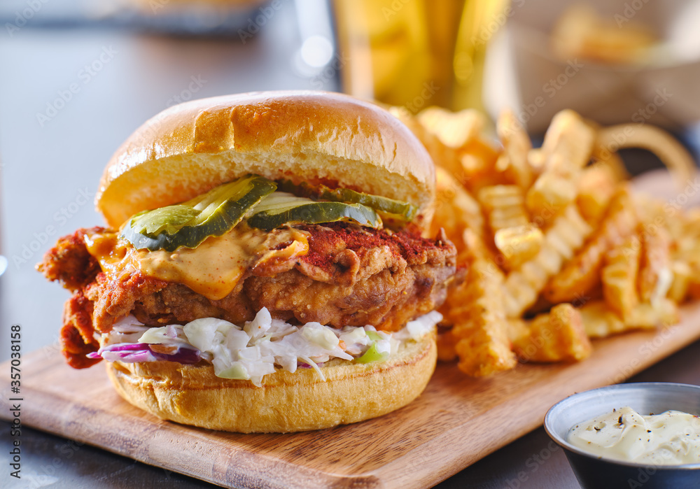 Φωτογραφία spicy nashville hot chicken sandwich with coleslaw and pickles