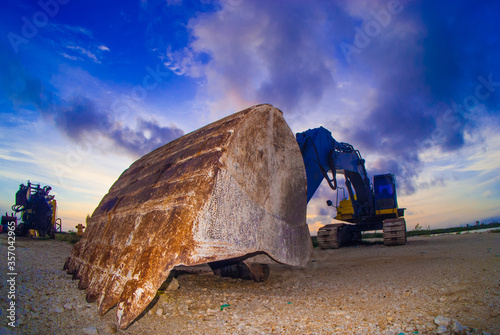Foto A mechanical digger ready for action on some fresh land