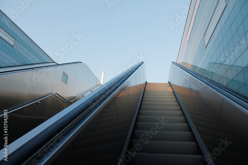 Rolltreppe im Abendlicht mit schönen Reflexionen und Geormetrien © curtbauer