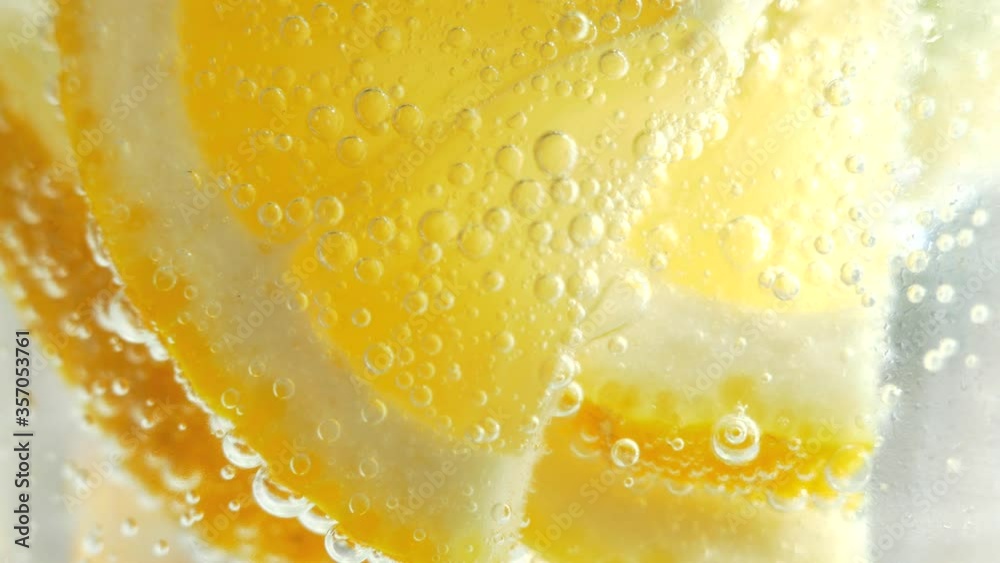 Refreshing soft drink Lemon and sparkling water with ice.
