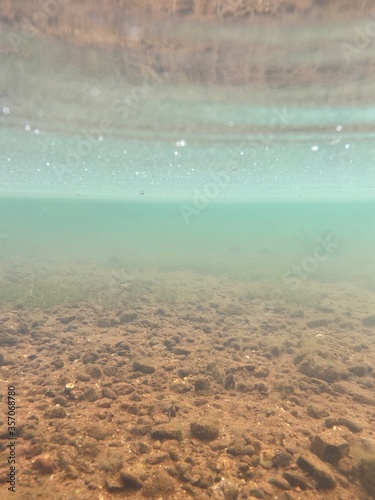 Unterwasserfoto Seeboden spiegelt sich in den Wellen