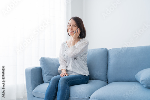 Free Download ミドル　シニア女性　ポートレート - GFXLoad