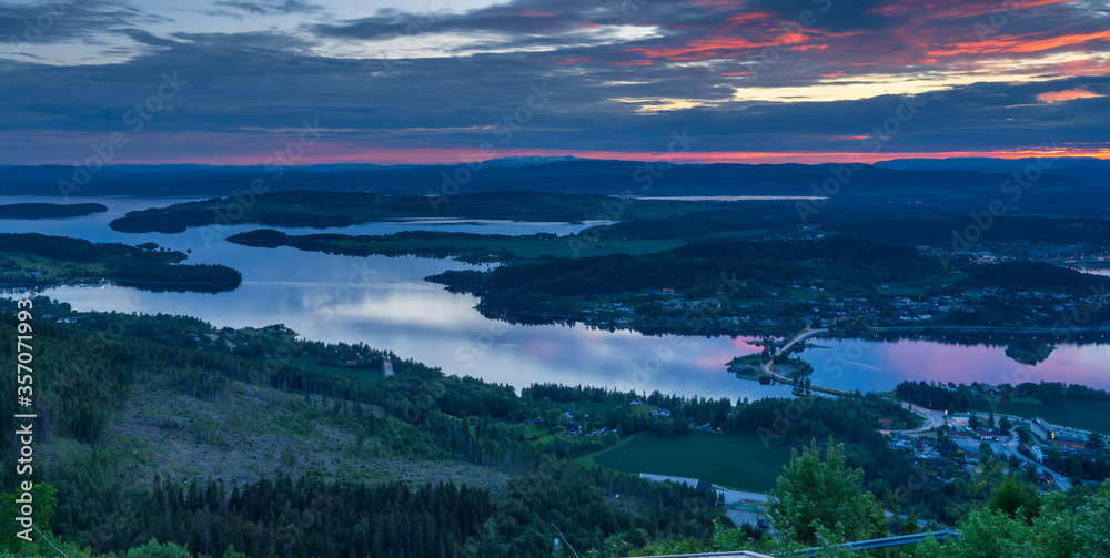 Zachód słońca nad Tyrifjorden zwanego Jezioro Tyri z punktu widokowego Kongens utsikt (królewski widok)