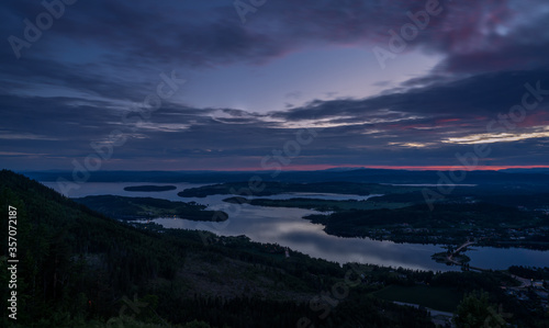 Zach  d s  o  ca nad Tyrifjorden zwanego Jezioro Tyri z punktu widokowego Kongens utsikt  kr  lewski widok 