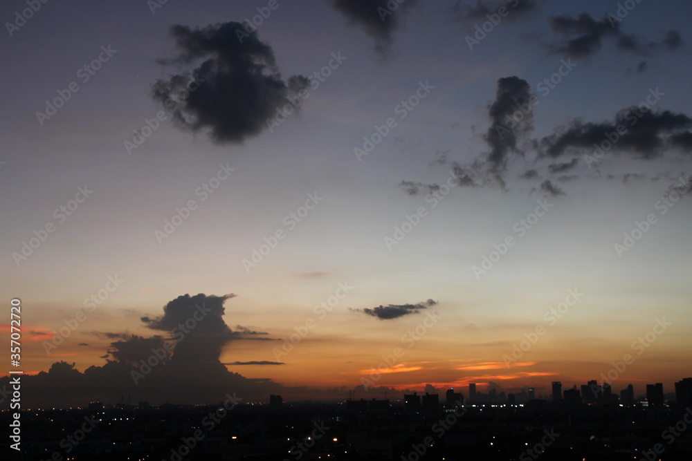 Obraz premium evening sky with dark cloudy 