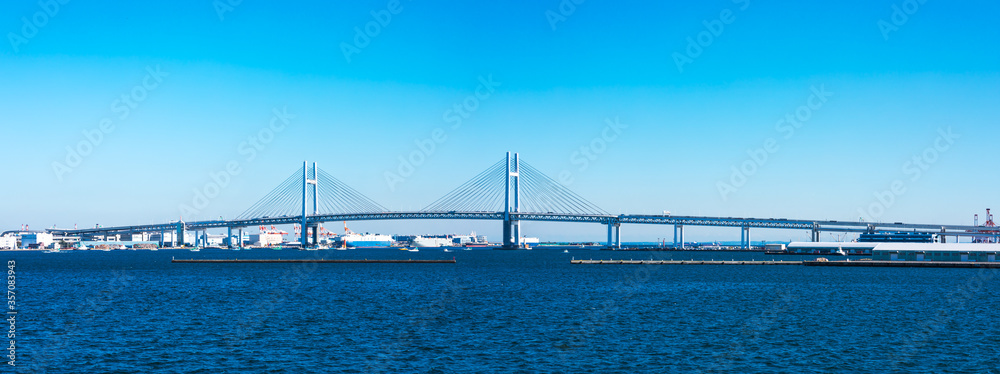 Obraz premium (神奈川県ｰ風景パノラマ)青空の横浜ベイブリッジ風景