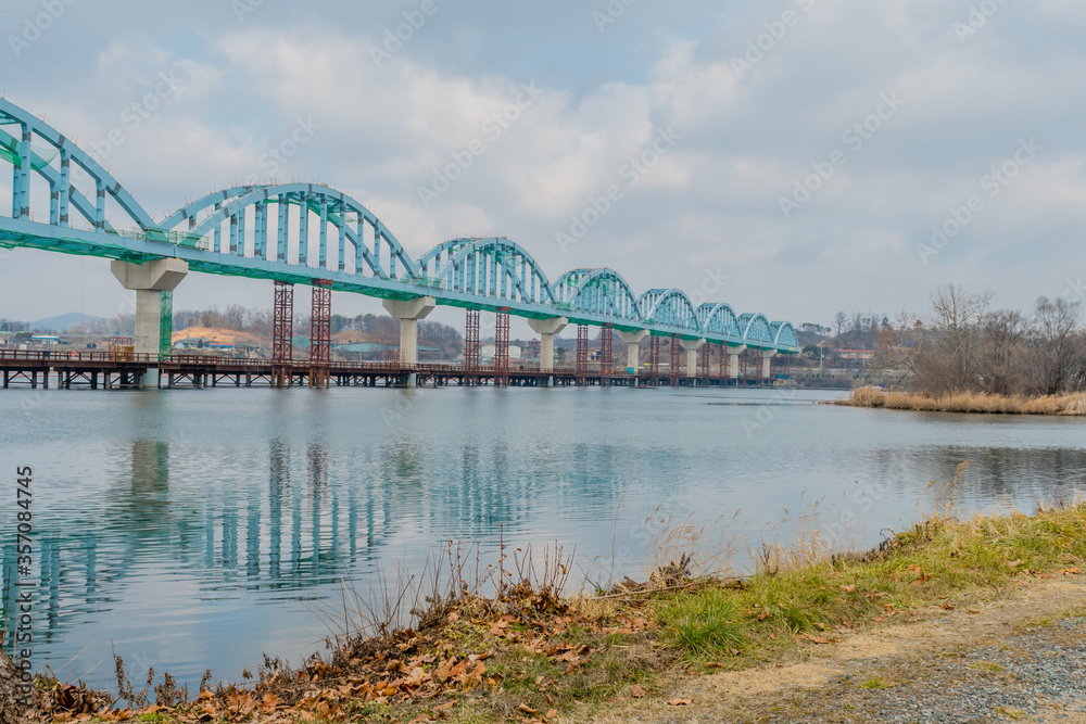 Naklejka premium Cantilever bridge under construction
