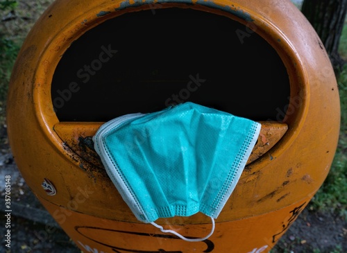 A discarded respirator lies on a trash can during the Corona virus crisis in Berlin. The cheap masks break quickly.