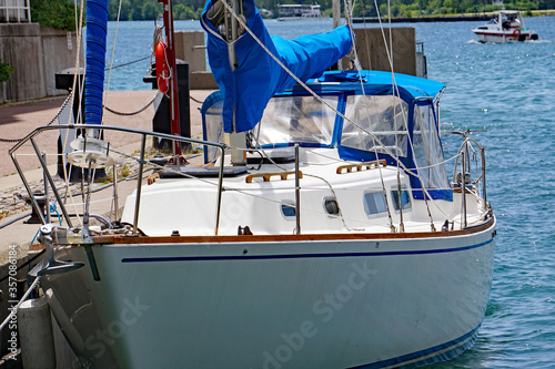 Quadro em tela closeup of a sailing boat docked at a pier