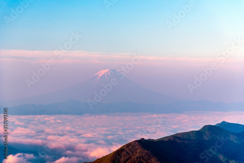 甲武信岳山頂からの朝焼けの富士山