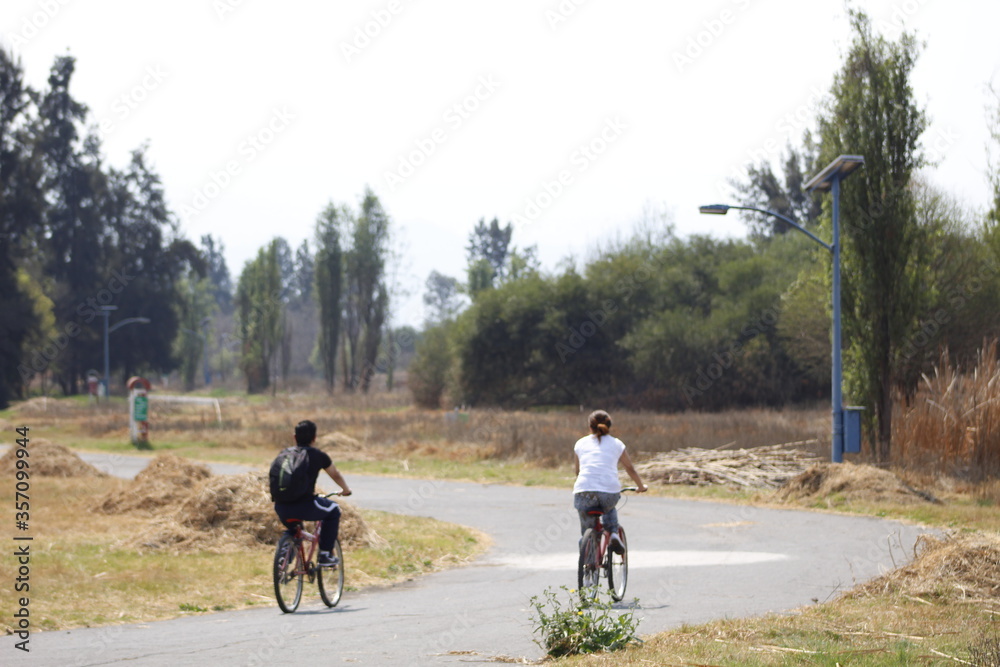 Fototapeta premium Ciclismo en el parque