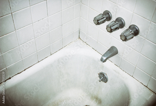 Foto Dirty and moldy bathtub in a motel