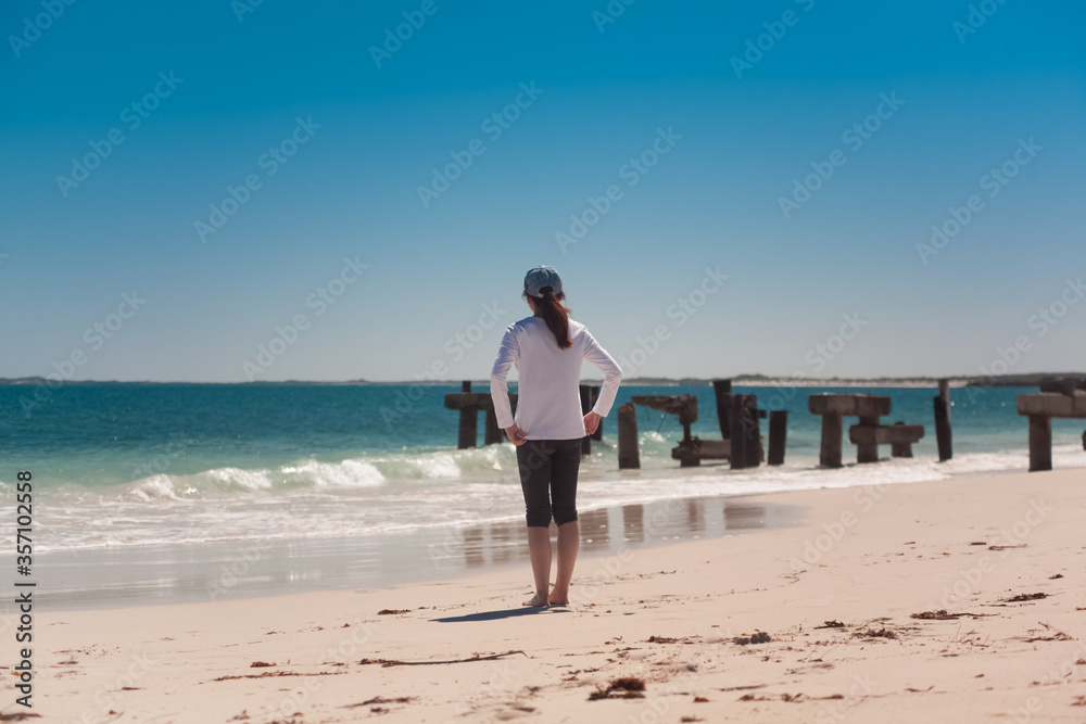 Relaxing and enjoying the blue ocean on the white sand beach in Western Australia, .面朝大海,春暖花开 Relaxing and enjoying the blue ocean on the white sand beach in Western Australia, .面朝大海,春暖花开