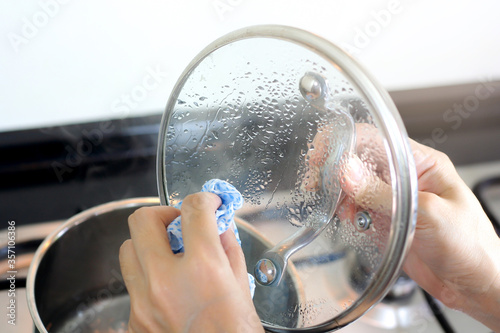 Foto Boiling water and clean the pot lid