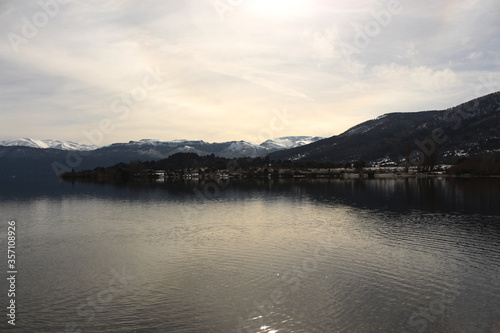foto panorámica de montañas y lago