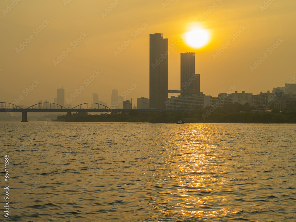 Fototapeta premium 都会の夕陽
