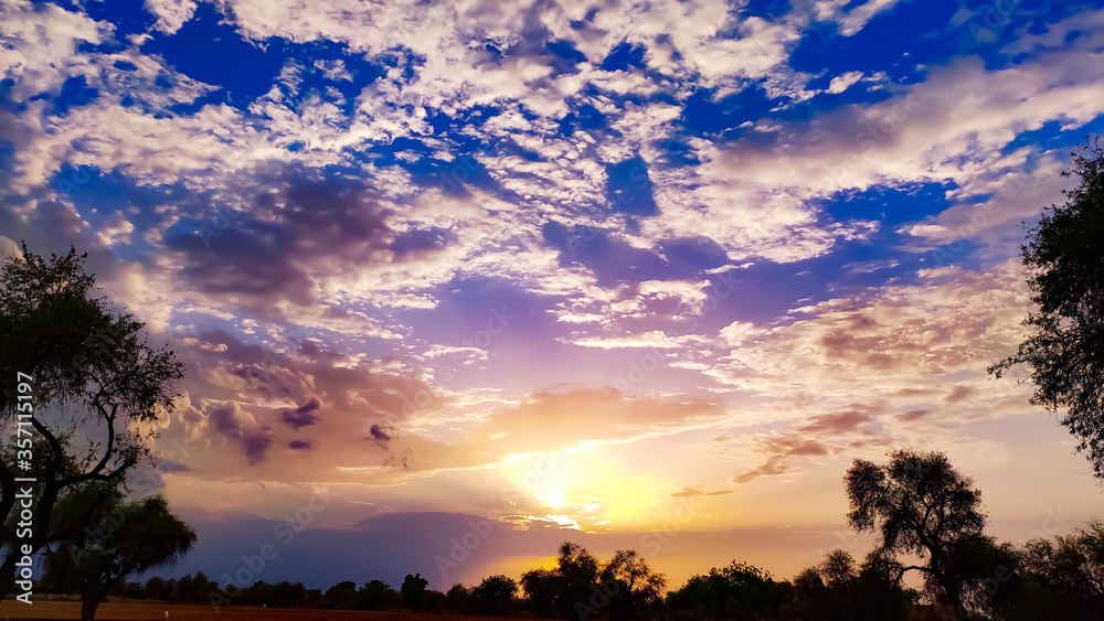 Obraz premium Scenic view of sunset and cloudscape