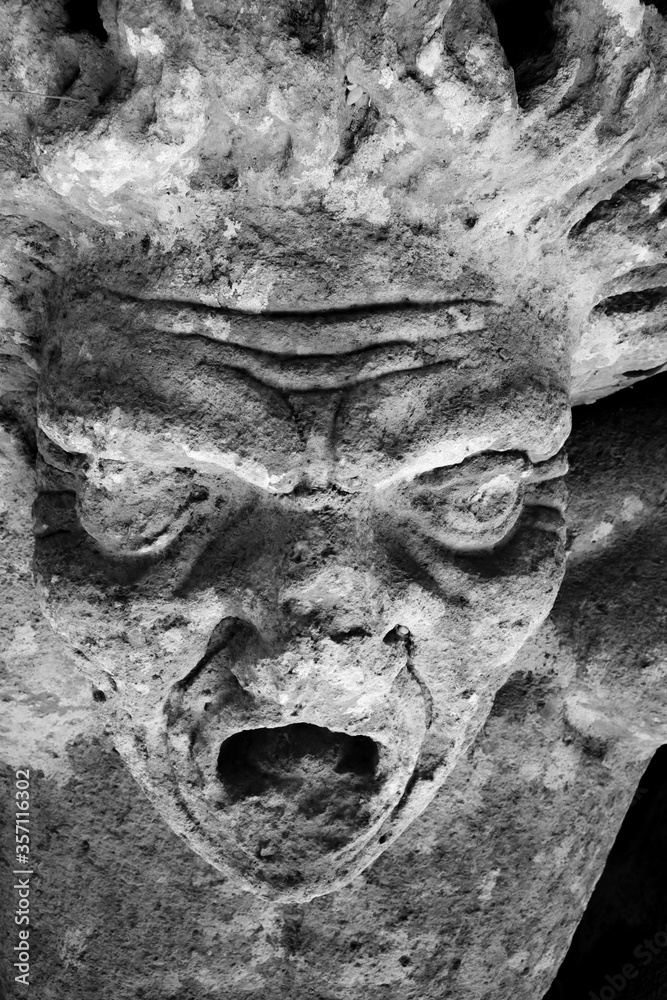 Foto de sixteenth century era volcanic rock statue of monster screaming