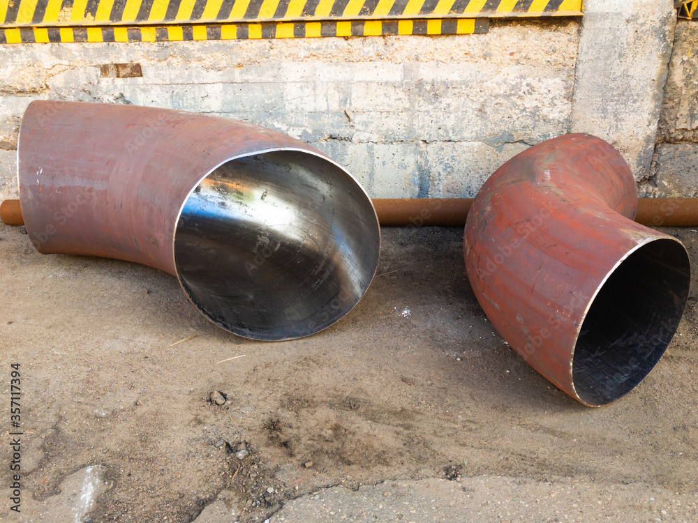 Withdrawal for industrial metal pipes at a right angle on the concrete ...