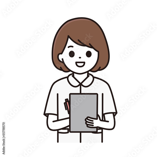 カルテに記入をする看護師