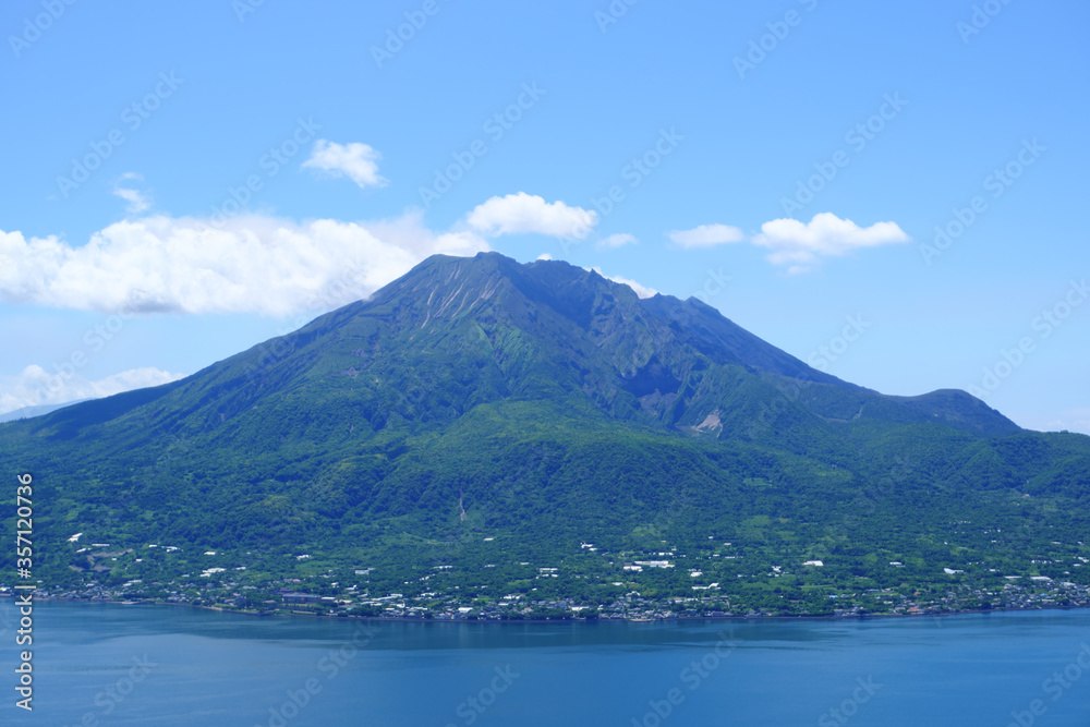 活火山の神々しい桜島と青い空【正面】