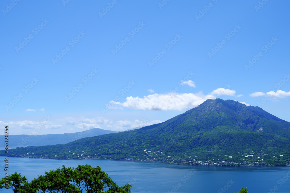 活火山の神々しい桜島と青い空【左側】