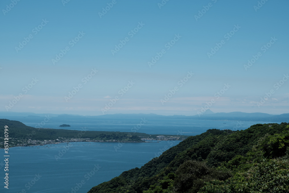 桜島の足先に見える開聞岳