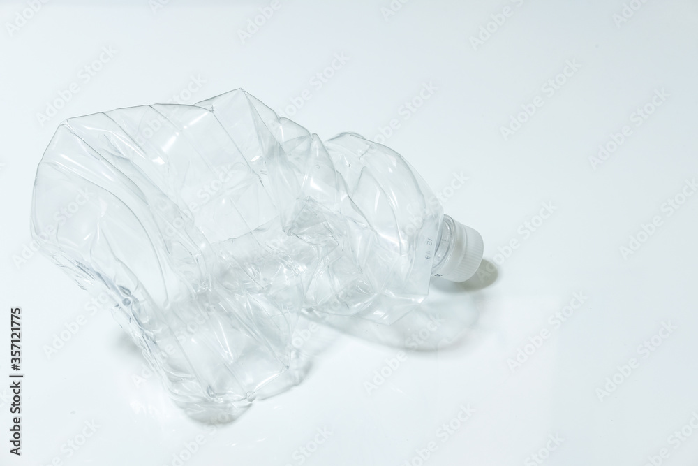 つぶれたペットボトル つぶれたペットボトル
