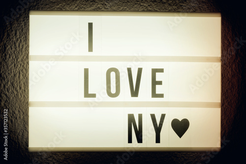 Fototapeta Naklejka Na Ścianę i Meble -  Eine Leuchttafel I Love New York