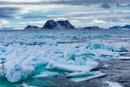Canvas-taulu norway landscape ice nature of the glacier mountains of Spitsbergen Longyearbyen
