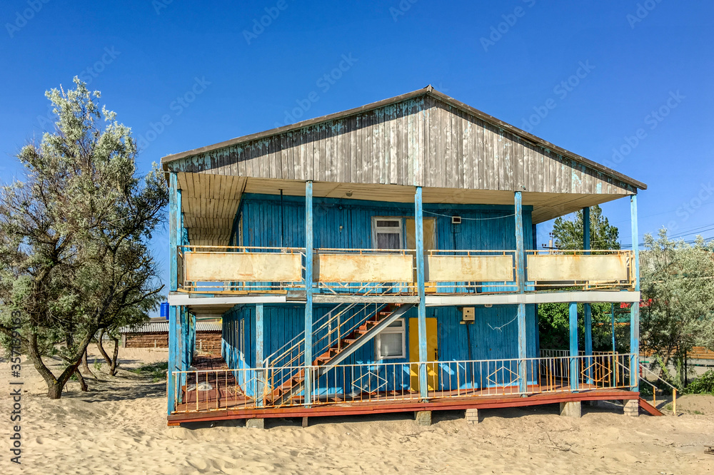 Apartmenthaus am Strand vom Schwarzen Meer, Ukraine, von der Straße aus fotografiert Apartmenthaus am Strand vom Schwarzen Meer, Ukraine, von der Straße aus fotografiert