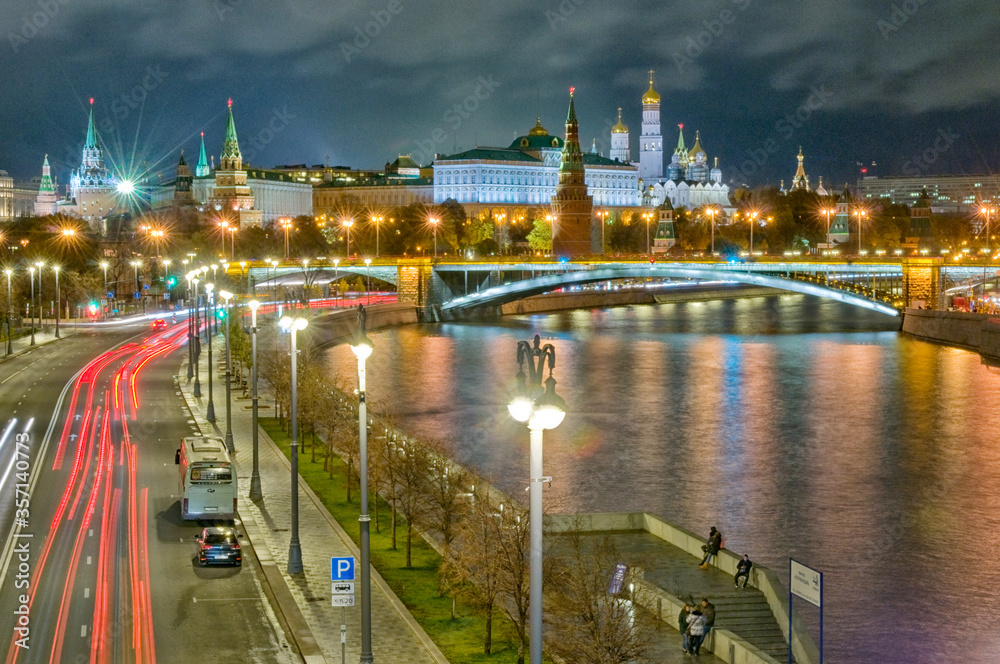 Obraz premium Russia, Moscow, night view of the Moskva River, Bridge and the Kremlin