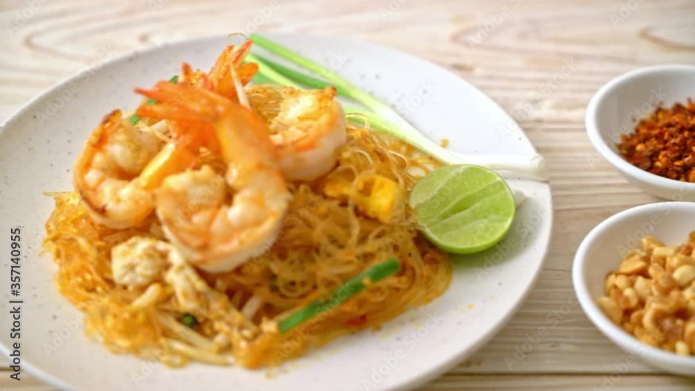 Vermicelli Pad Thai or Thai stir fried vermicelli with shrimps - Thai food style Vermicelli Pad Thai or Thai stir fried vermicelli with shrimps - Thai food style