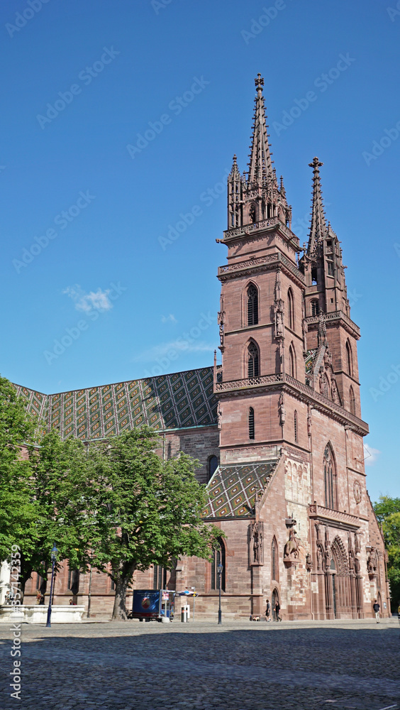Das Münster von Basel an einem sonnigen Tag