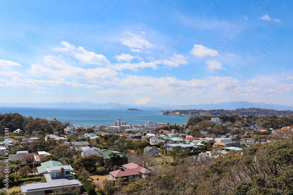 披露山から見た江の島と富士山（神奈川県逗子市）