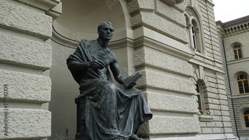 Statue am Schweizer Bundeshaus, dem Parlament in Bern