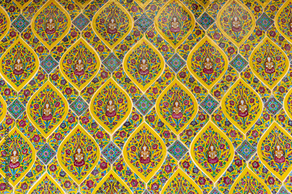 Benjarong tiles pattern is used to decorate the Wat Ratchabophit, has a panel appearance consisting of many digits, Thep Phanom pattern surrounded by four petals, framed in a diamond shape.
