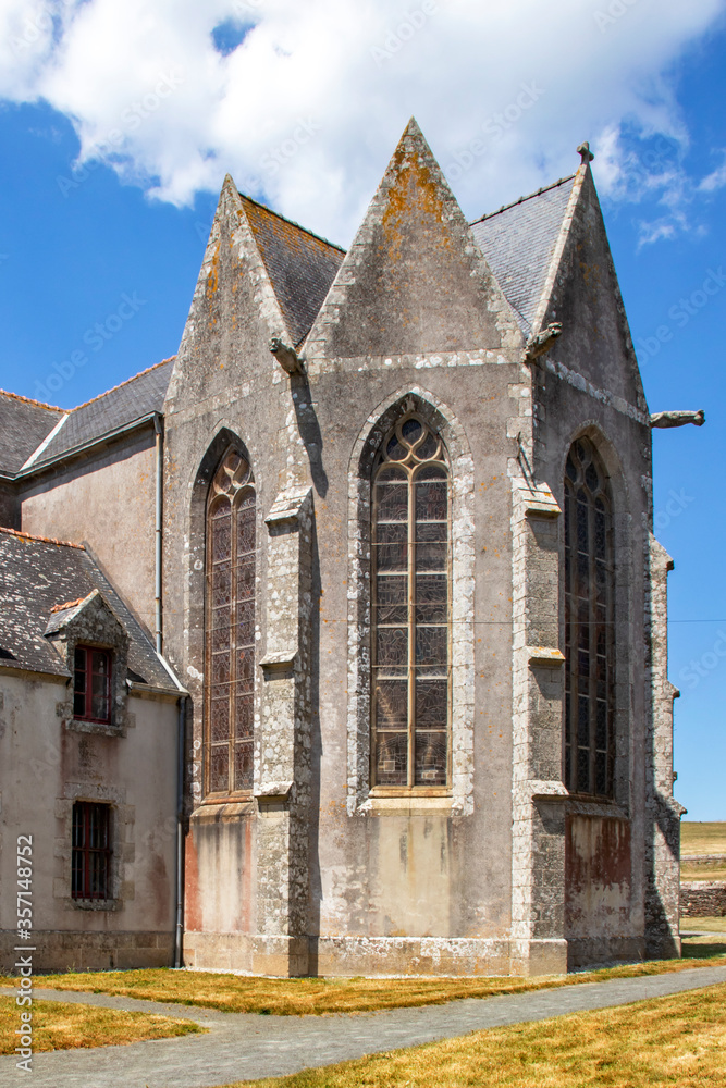 Plonévez-Porzay. Chapelle de Sainte Anne la Palud vue de dos. Finistère. Bretagne	