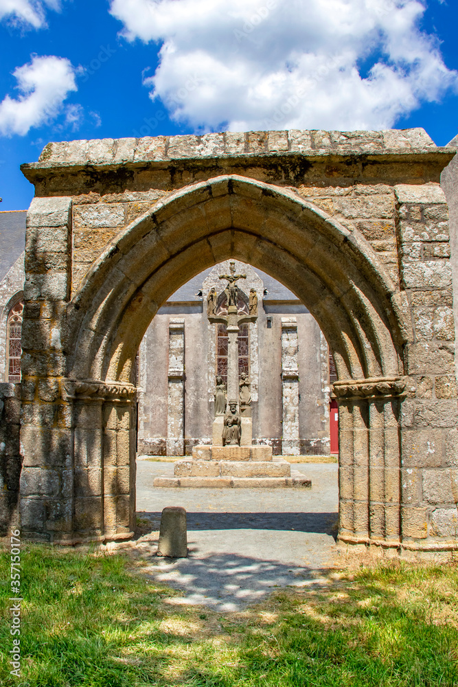 Plonévez-Porzay. Chapelle, portail d'entrée et calvaire de Sainte-Anne-la-Palud. Finistère. Bretagne	