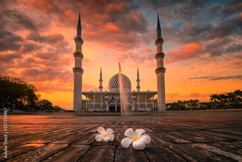 Fotografia Sultan Salahudin Abdul Aziz Shah Mosque at sunset in Shah Alam, Malaysia
