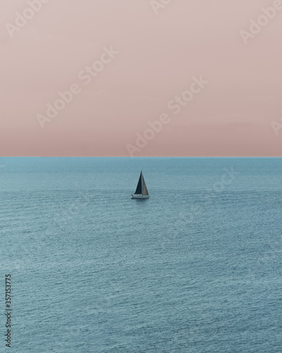 Barca che veleggia nel mare azzurro